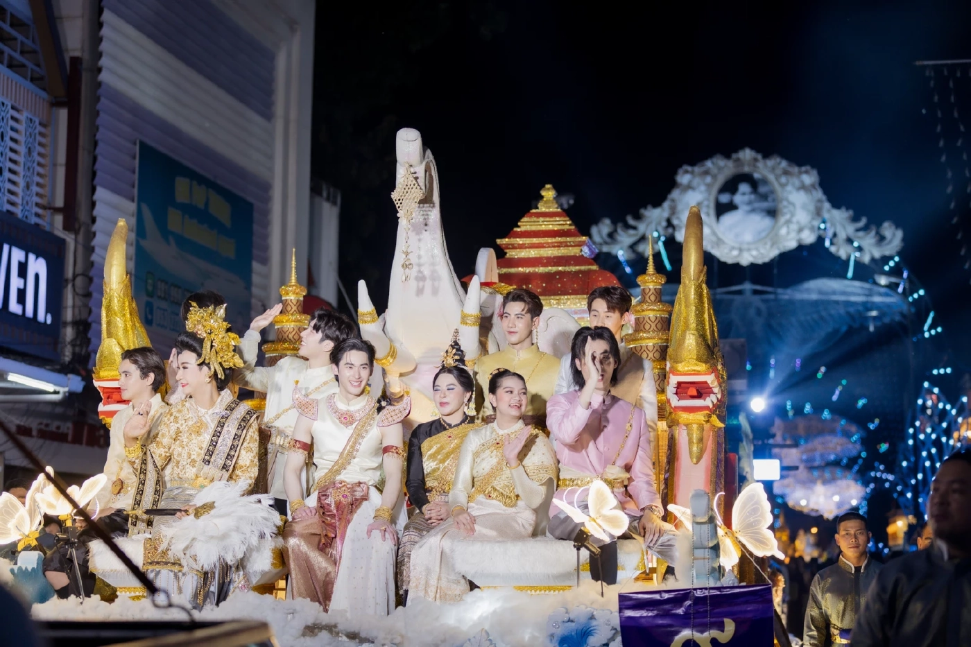 เชียงใหม่จัดขบวนยี่เป็งยิ่งใหญ่ รำลึก "พระพันปีหลวง"