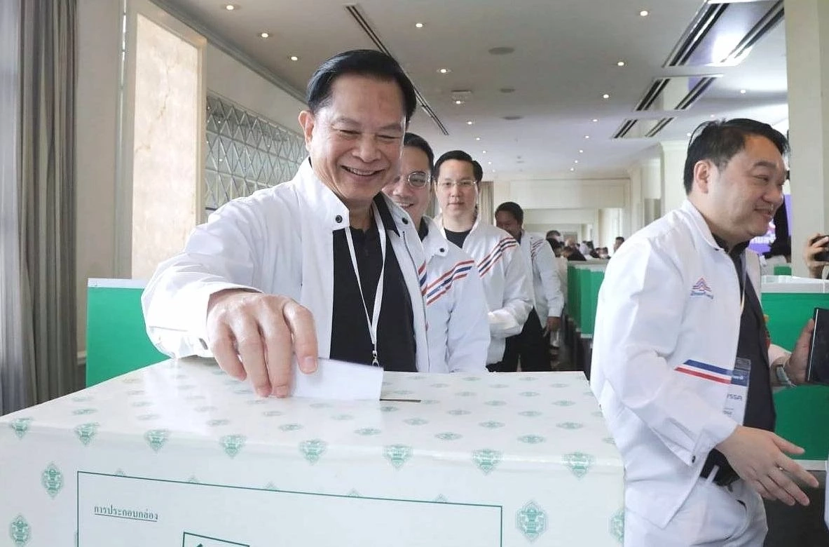 "รวมไทยสร้างชาติ" จัดประชุมใหญ่วิสามัญ เลือก "พีระพันธุ์" นั่งหัวหน้าพรรคต่อ