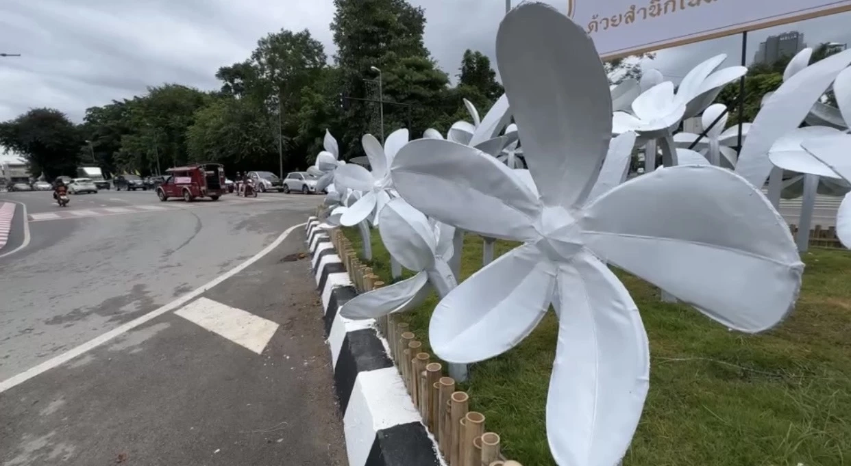 จบดราม่า "ดอกไม้ดำงานยี่เป็ง" เกาะกลางเชิงสะพานนวรัฐ ล่าสุดพ่นเป็นสีขาวแทน