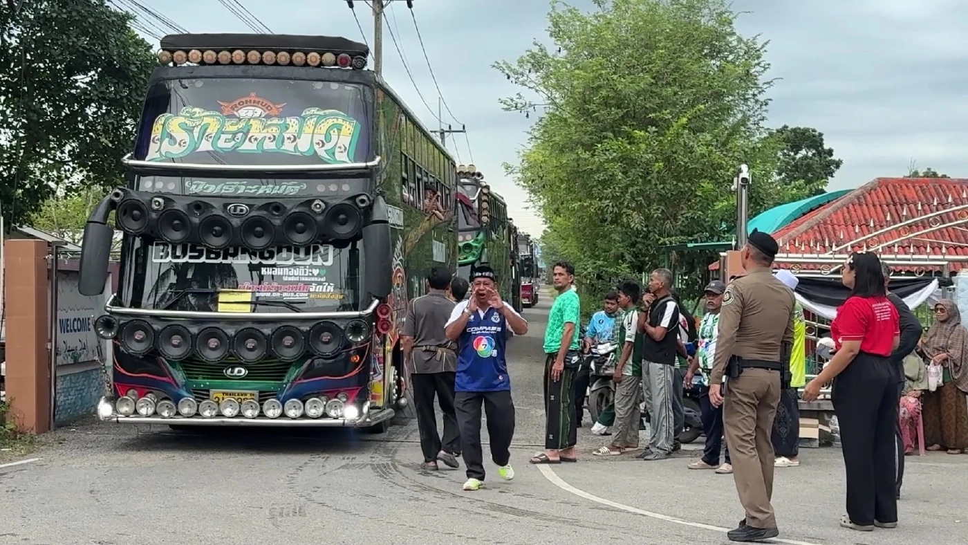 70 รถบัส 60 รถตู้ มุ่งหน้าสนามศุภชลาศัย เชียร์หมอนทองวิทยา