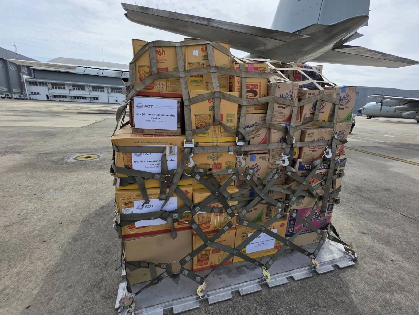 ผบ.ทอ. รับมอบ "อาหาร-สิ่งของอุปโภคบริโภค" จาก "มูลนิธิอาสาเพื่อนพึ่ง (ภาฯ) ยามยาก"