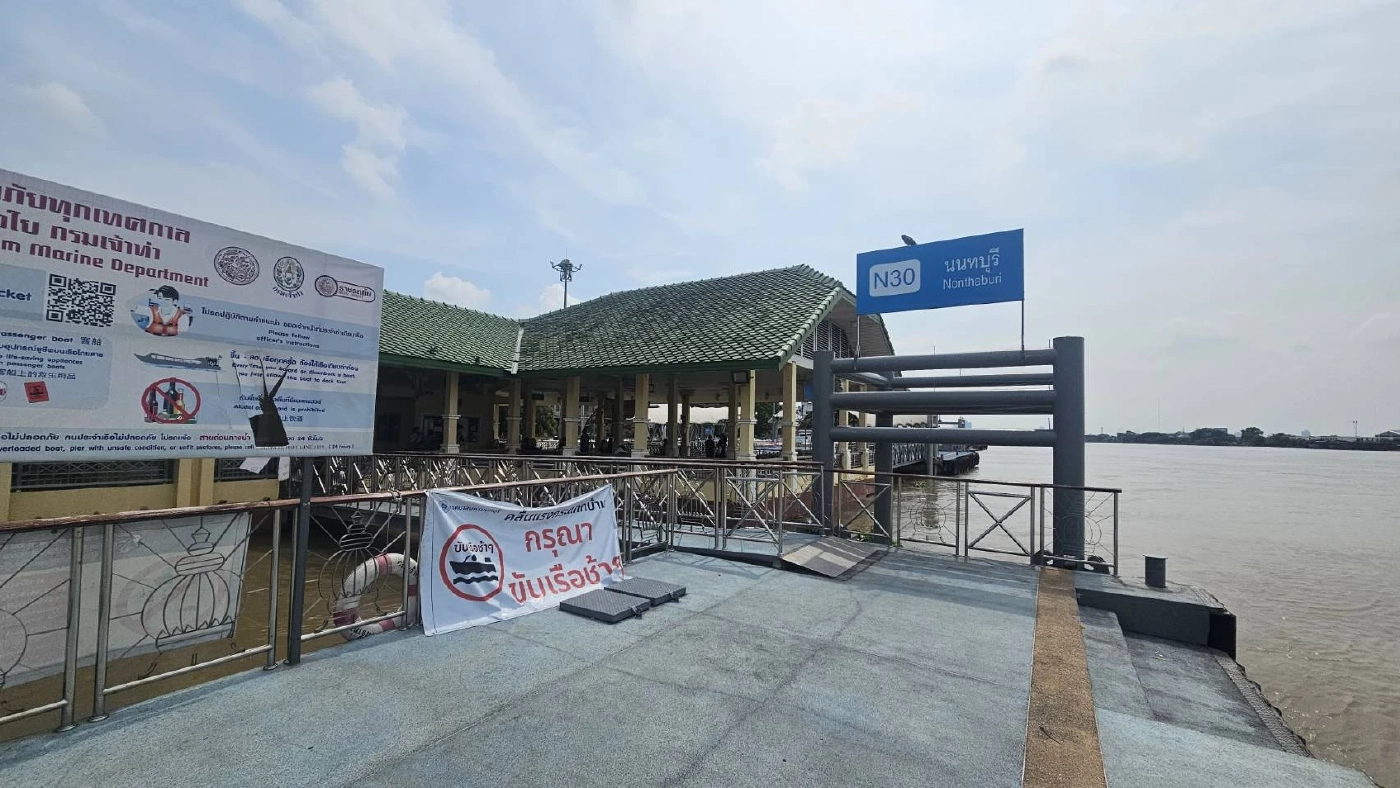 นนท์ฯ ก่อกระสอบทรายป้องน้ำท่วม ขณะที่เกาะเกร็ดอ่วมหนัก!