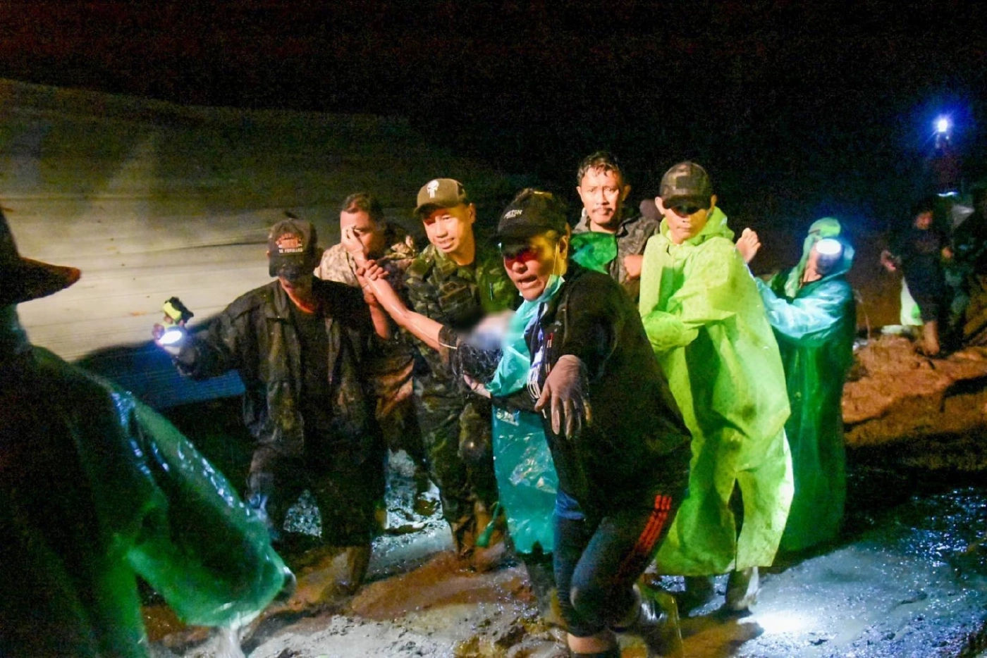 ระทึกกลางดึก! ผู้พัน ร.152 พัน 1 แบกร่างผู้เสียชีวิตฝ่าดินโคลนออกจากบ้านถล่ม ยะลา