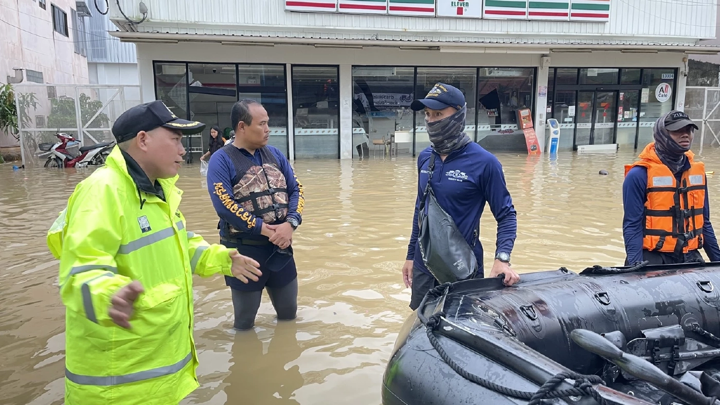 "ตชด.ภาค 4" ลงพื้นที่หาดใหญ่ มอบอาหาร–น้ำดื่มผู้ติดค้างพื้นที่น้ำท่วมหนัก