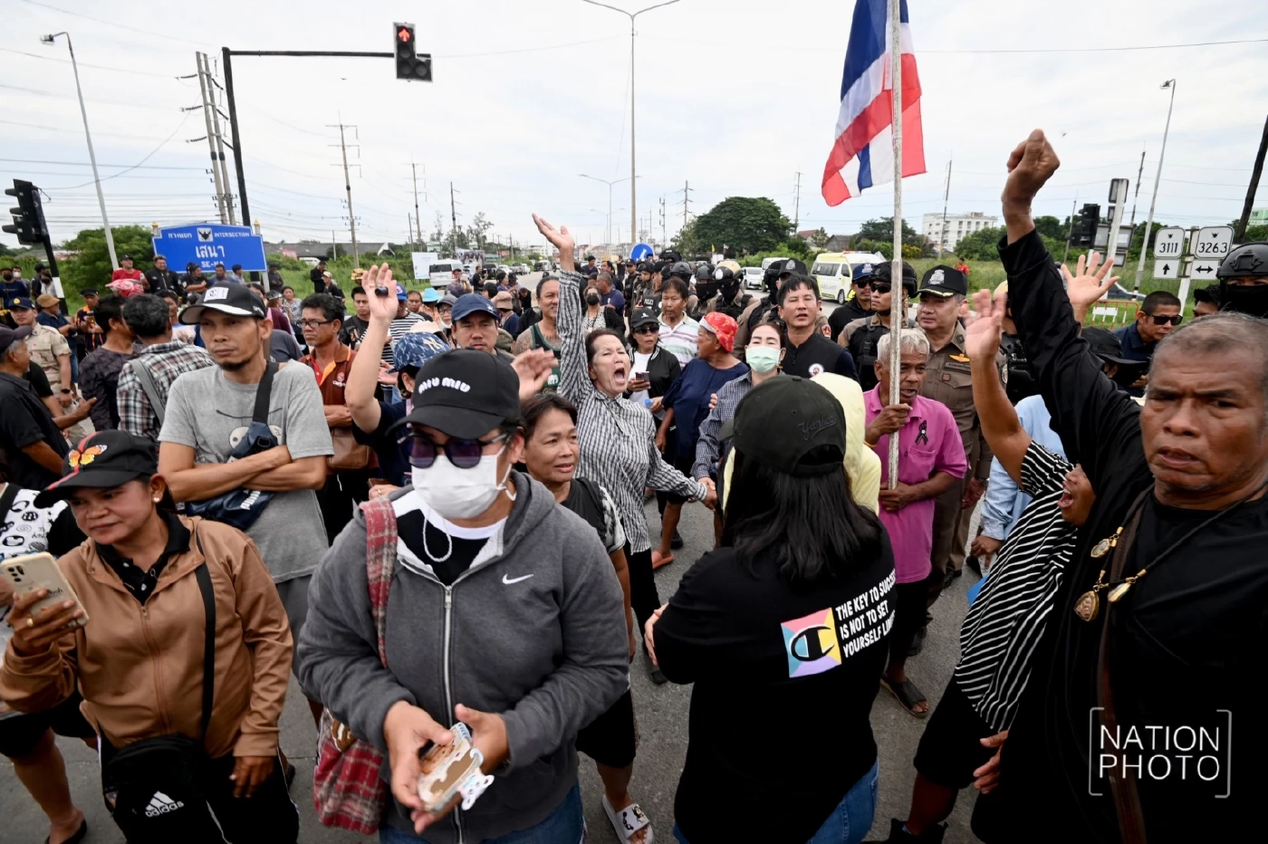 ชาวเสนา "อยุธยา" ปิดถนนประท้วง จี้กระจายน้ำ หลังทุกข์หนัก 4 เดือน