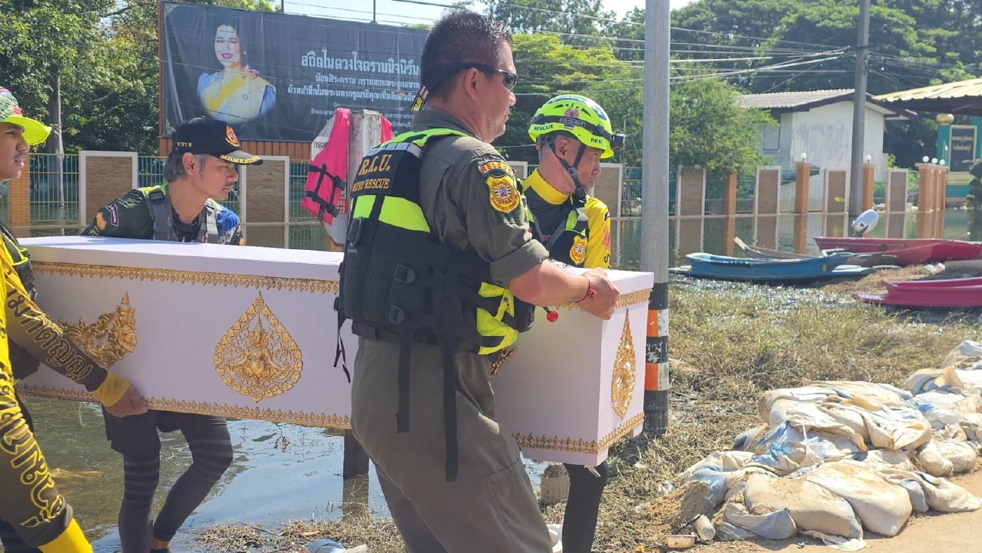 "ร่วมกตัญญู" ฝ่าน้ำท่วมนำร่าง ผู้เสียชีวิต ออกจาก รพ.อินทร์บุรี ไปส่งบำเพ็ญกุศลที่วัด (มีคลิป)