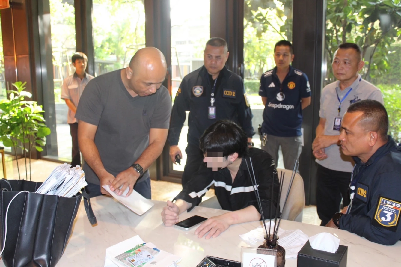 ตำรวจไซเบอร์ ค้นคอนโดหรู จับลูกชายเจ้าของยาดมสมุนไพรยี่ห้อดัง