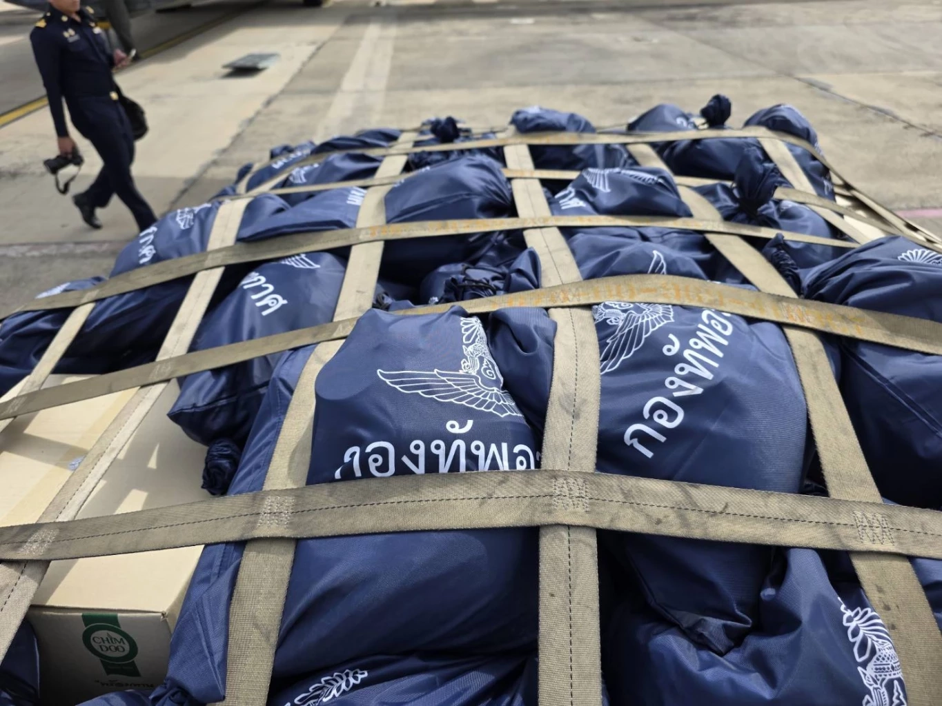 ผบ.ทอ. รับมอบ "อาหาร-สิ่งของอุปโภคบริโภค" จาก "มูลนิธิอาสาเพื่อนพึ่ง (ภาฯ) ยามยาก"