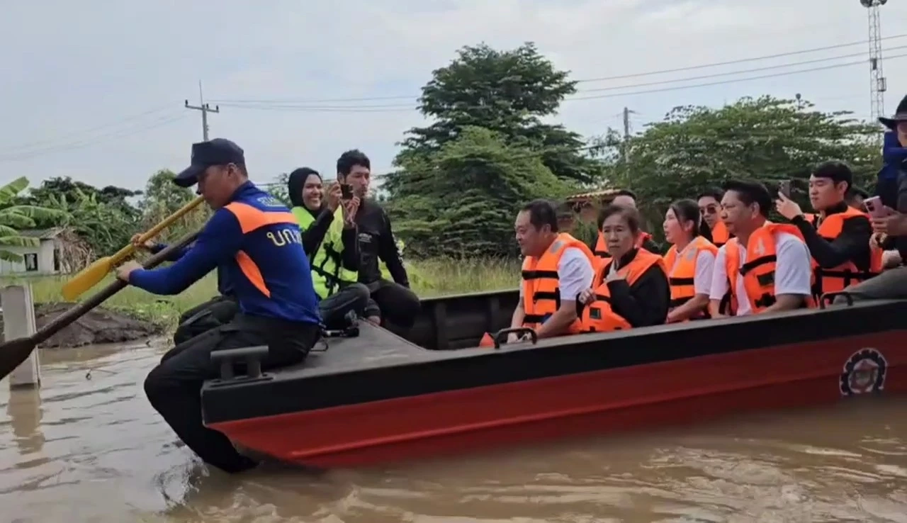 “ทวี” ลงพื้นที่ จ.อ่างทอง ช่วยเหลือผู้ประสบอุทกภัย ห่วงท่วมทุกปี