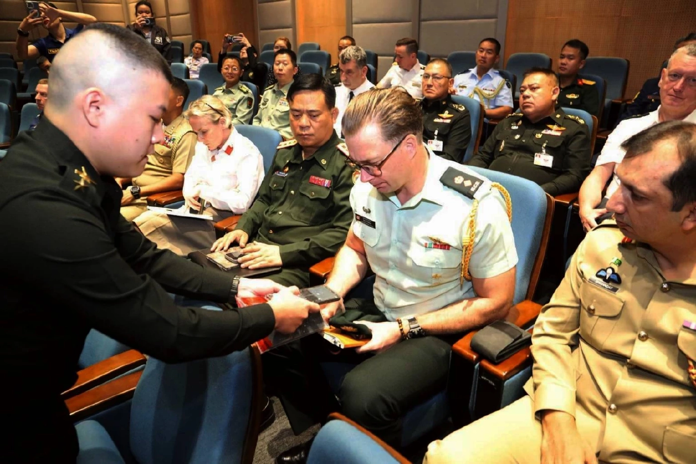 "กองทัพไทย" นำโทรศัพท์มือถือ "ทหารกัมพูชา" ที่ตรวจยึดไว้ มาแสดงให้ "คณะผู้ช่วยทูตทหารต่างประเทศดู"
