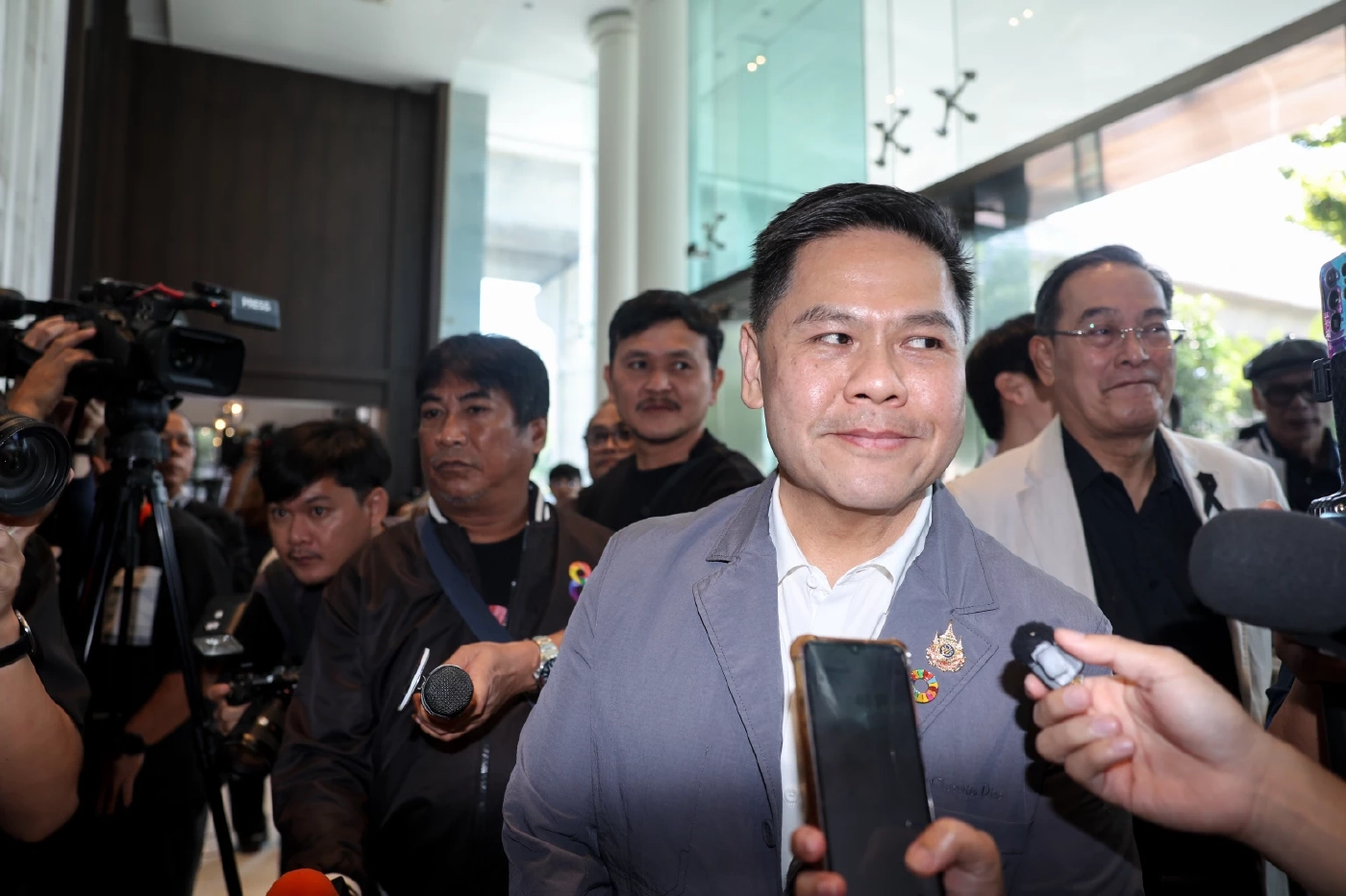 วราวุธ  ศิลปอาชา หัวหน้าพรรคชาติไทยพัฒนา นำ10 สส.เข้าร่วมสังกัดภูมิใจไทย