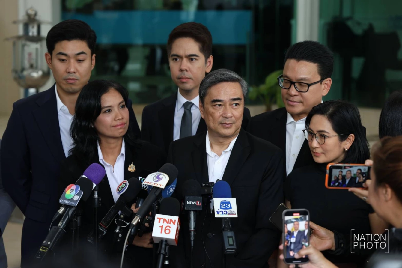 “อภิสิทธิ์” เดินหน้าขายนโยบาย ไม่หวั่นปมสลายม็อบแดงปี 53 ตามหลอน