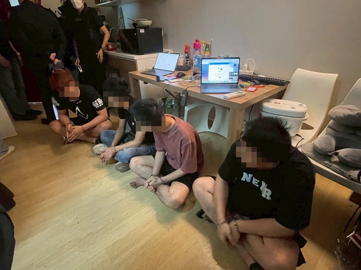 เปิดคลิป! "บิ๊กจ๋อ" นำกำลังบุกทลาย "แก๊งเว็บพนันจีน" ทำตัวเป็นนักศึกษา แฝงตัวเข้าไทย