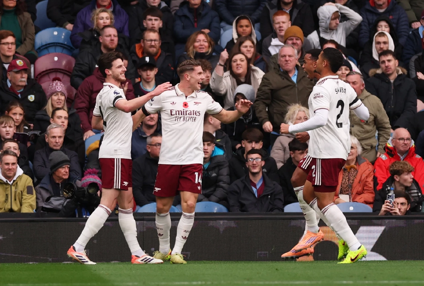 สรุปผล พรีเมียร์ลีก : อาร์เซนอล ผงาดนำ 7 แต้ม ลิเวอร์พูล คืนชีพ