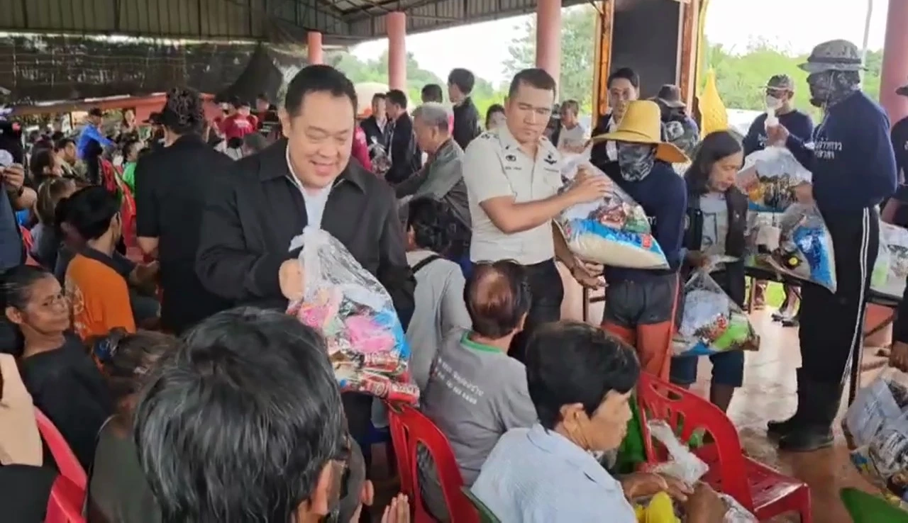 “ทวี” ลงพื้นที่ จ.อ่างทอง ช่วยเหลือผู้ประสบอุทกภัย ห่วงท่วมทุกปี