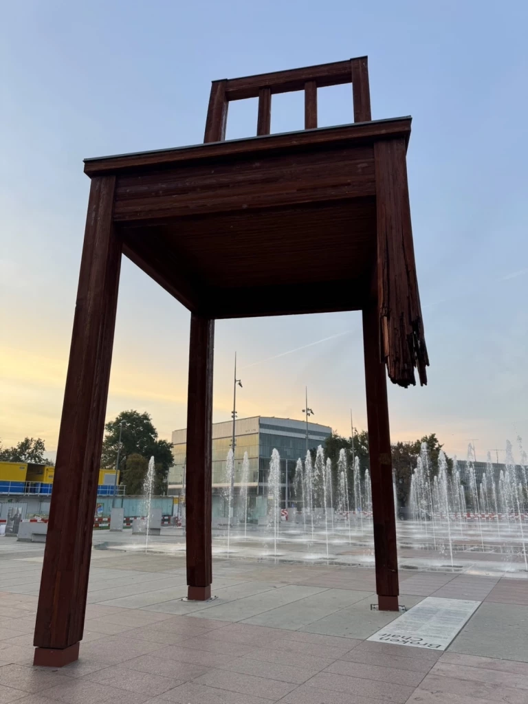 ประติมากรรมเก้าอี้สามขา หน้า UN เจนีวา