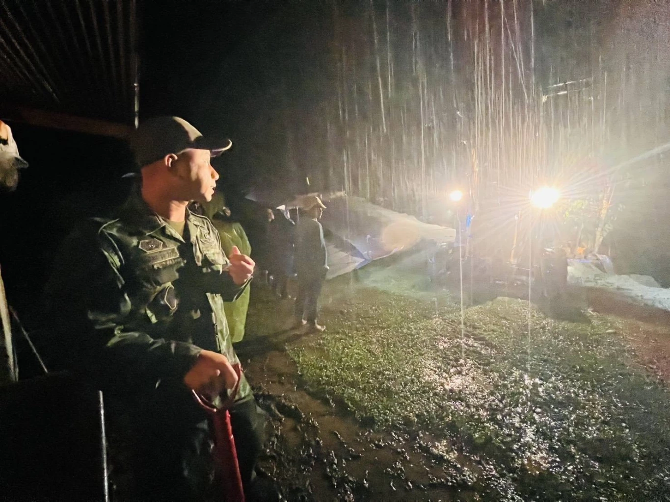 ระทึกกลางดึก! ผู้พัน ร.152 พัน 1 แบกร่างผู้เสียชีวิตฝ่าดินโคลนออกจากบ้านถล่ม ยะลา