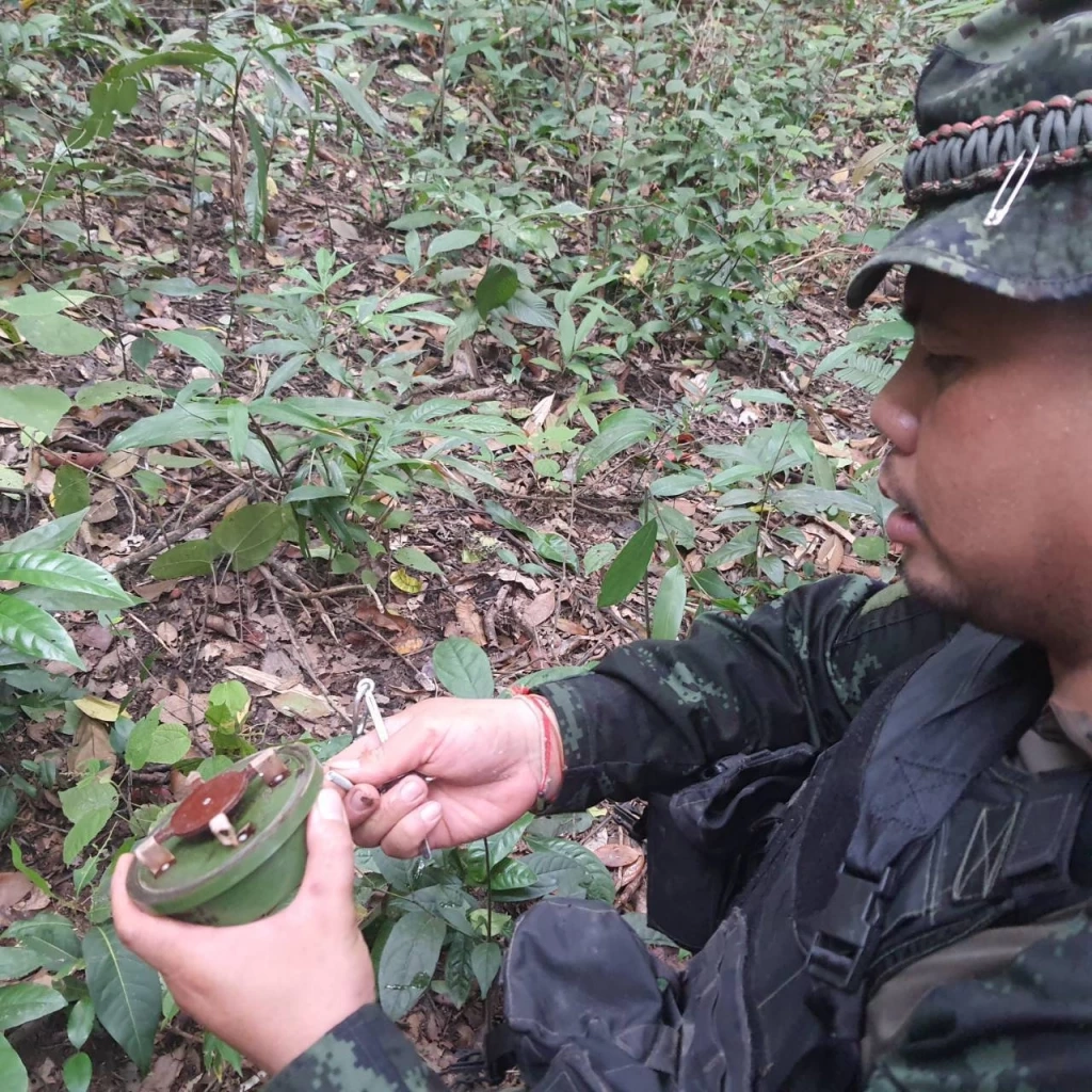 พบอีก ทุ่น PMN-2 ใกล้ช่องอานม้า-ทหารกัมพูชาวางไม้ไผ่ขวางเส้นทางลาดตระเวน