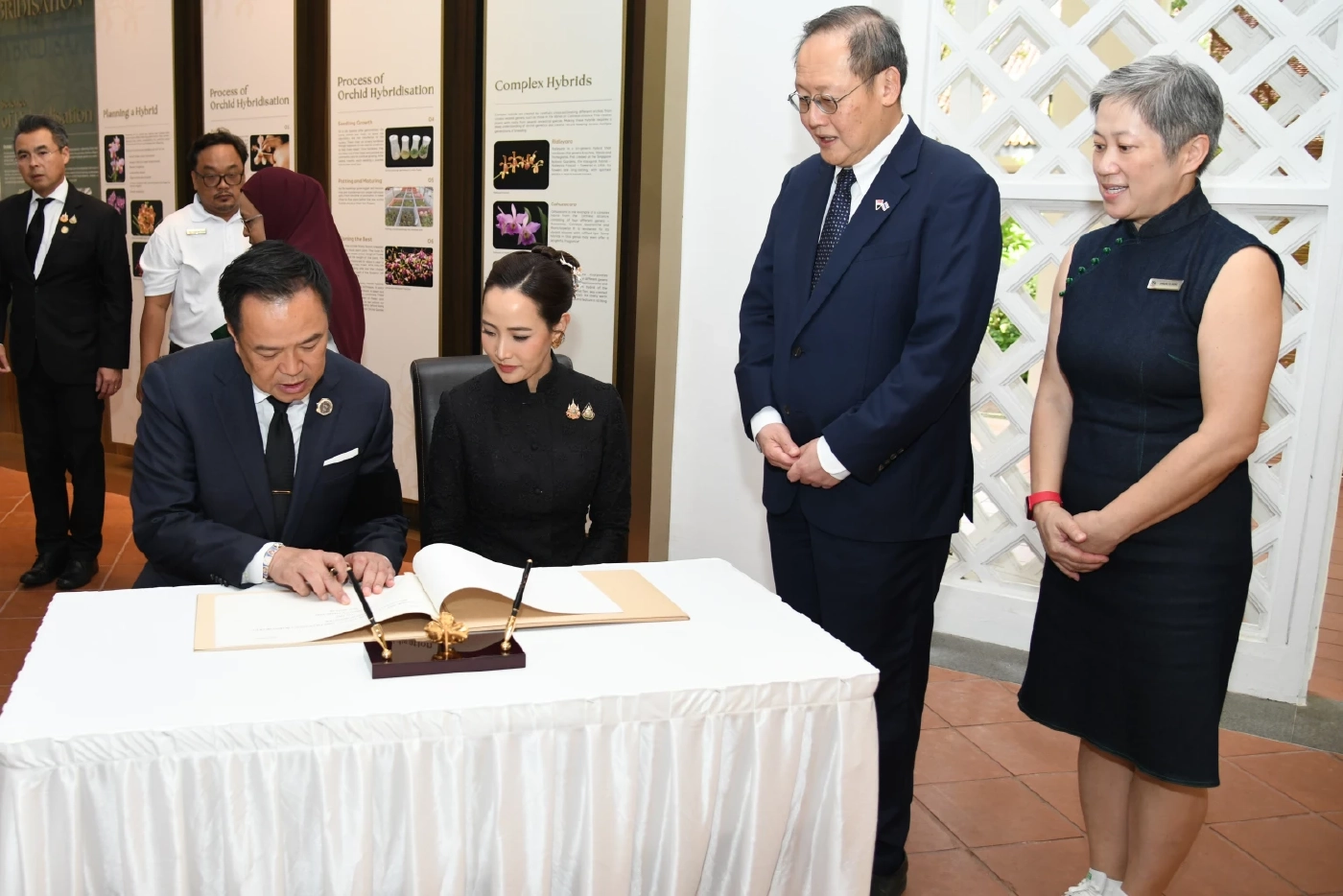 สิงคโปร์ ตั้งชื่อกล้วยไม้สายพันธุ์ใหม่ เป็นเกียรติแก่ "นายกฯ-ภริยา"