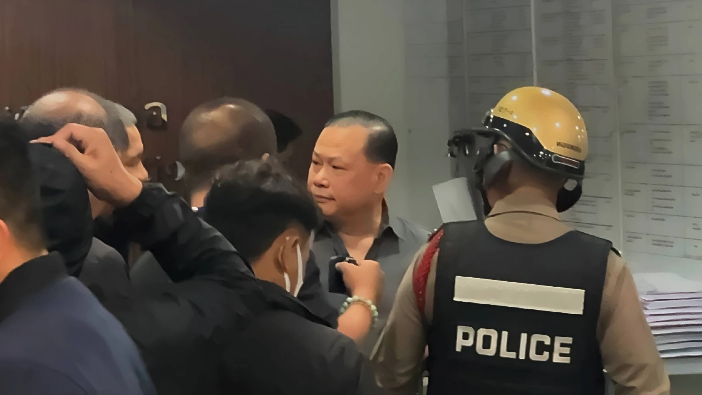 เปิดคลิป! ตำรวจยกพลบุกจับ "สันธนะ" คาโรงแรมหรู กลางกรุง คุมตัวสอบสวน