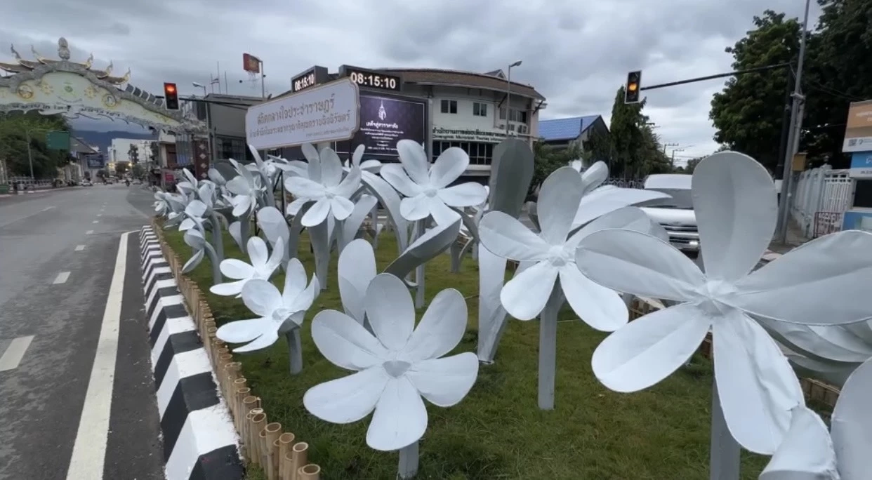 จบดราม่า "ดอกไม้ดำงานยี่เป็ง" เกาะกลางเชิงสะพานนวรัฐ ล่าสุดพ่นเป็นสีขาวแทน