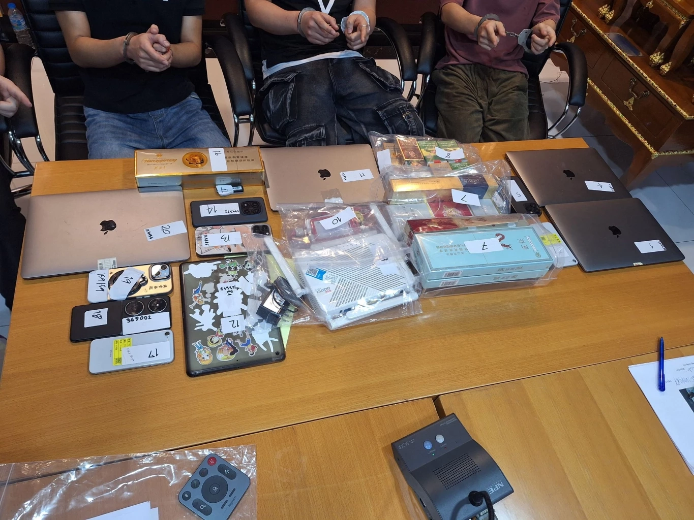 เปิดคลิป! "บิ๊กจ๋อ" นำกำลังบุกทลาย "แก๊งเว็บพนันจีน" ทำตัวเป็นนักศึกษา แฝงตัวเข้าไทย