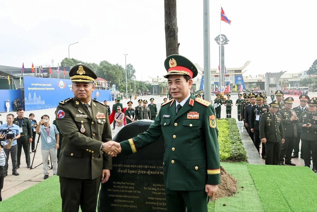 เตียเซ็ยฮา กับฟาน วังยาง รมว.กลาโหมเวียดนาม ที่ จ.เตียนิญ