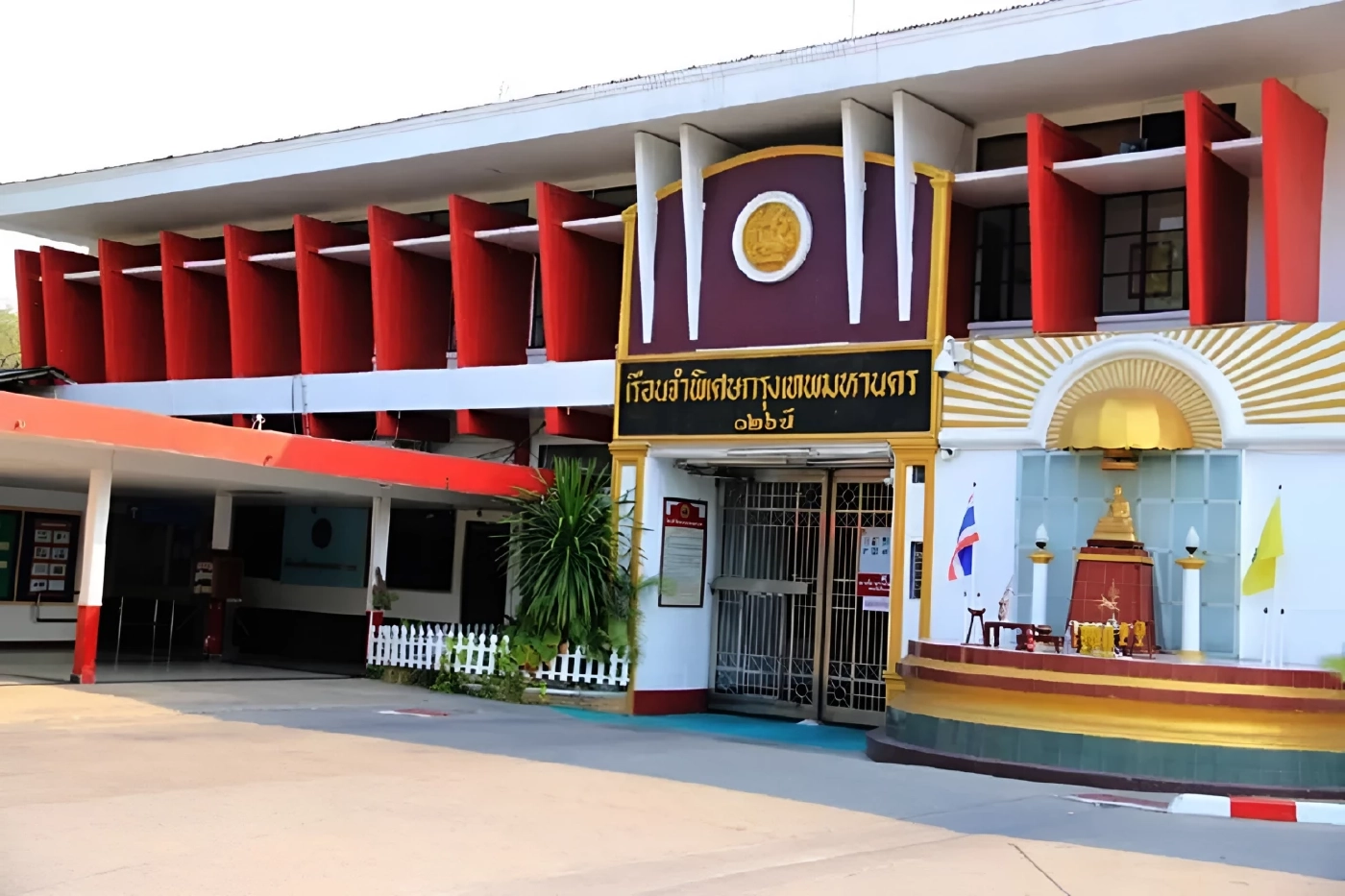 แฉนาทีบุก! ผงะเจอ "ผบ.คุก" คาของกลาง - นางแบบจีนร่ำไห้