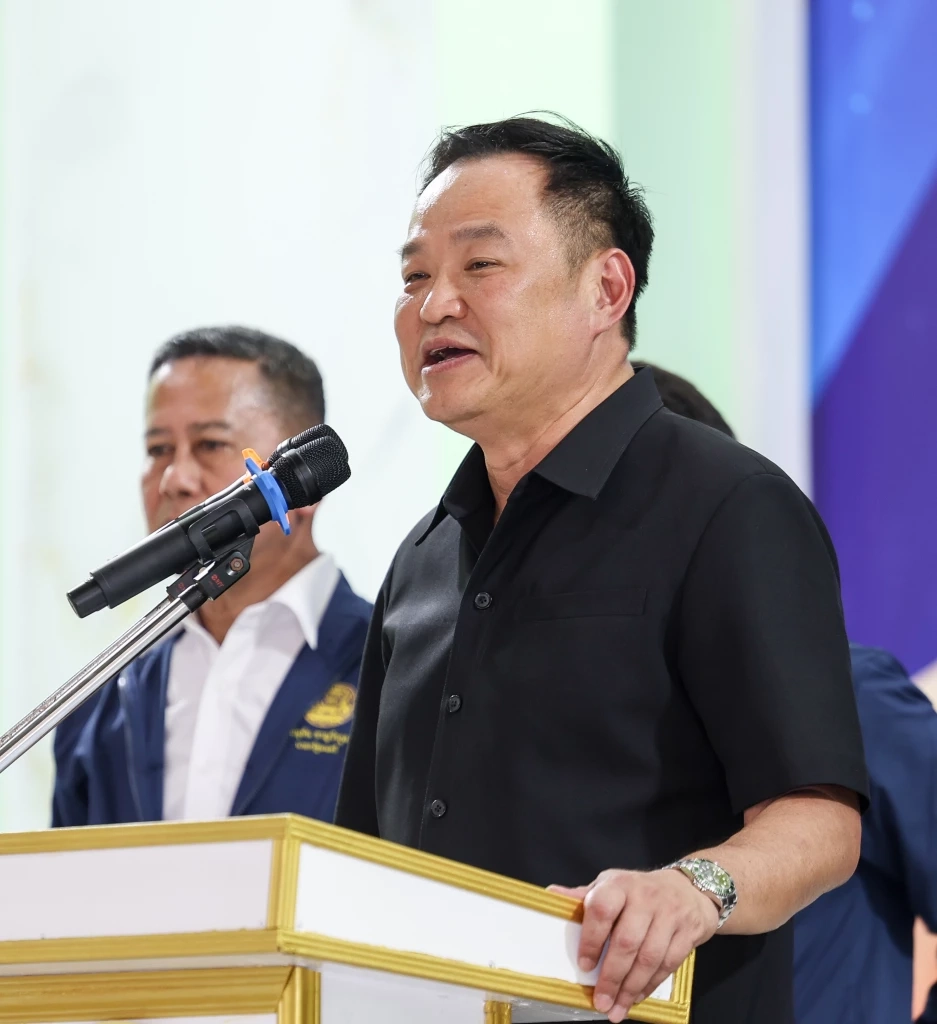 นายกฯ เยี่ยมชาวอ่างทองน้ำท่วม ขอชาวบ้านด่าระบายทุกข์ได้เลย