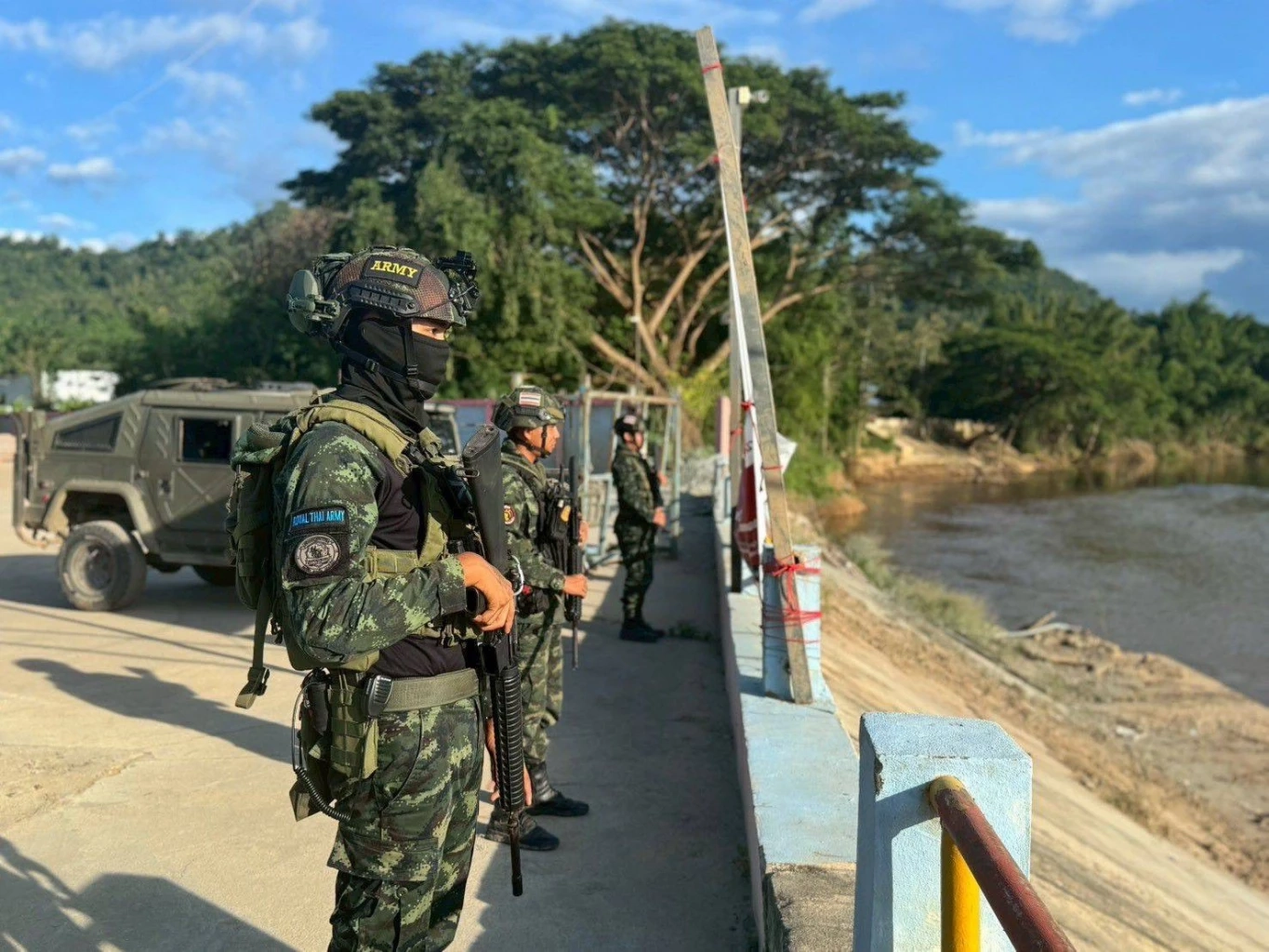 ทบ.เฝ้าระวังชายแดนแม่สอด ทหารเมียนมาเข้าคุม "KK-Park"  แรงงานข้ามหนีเข้าไทยแล้วกว่า 1,500 คน
