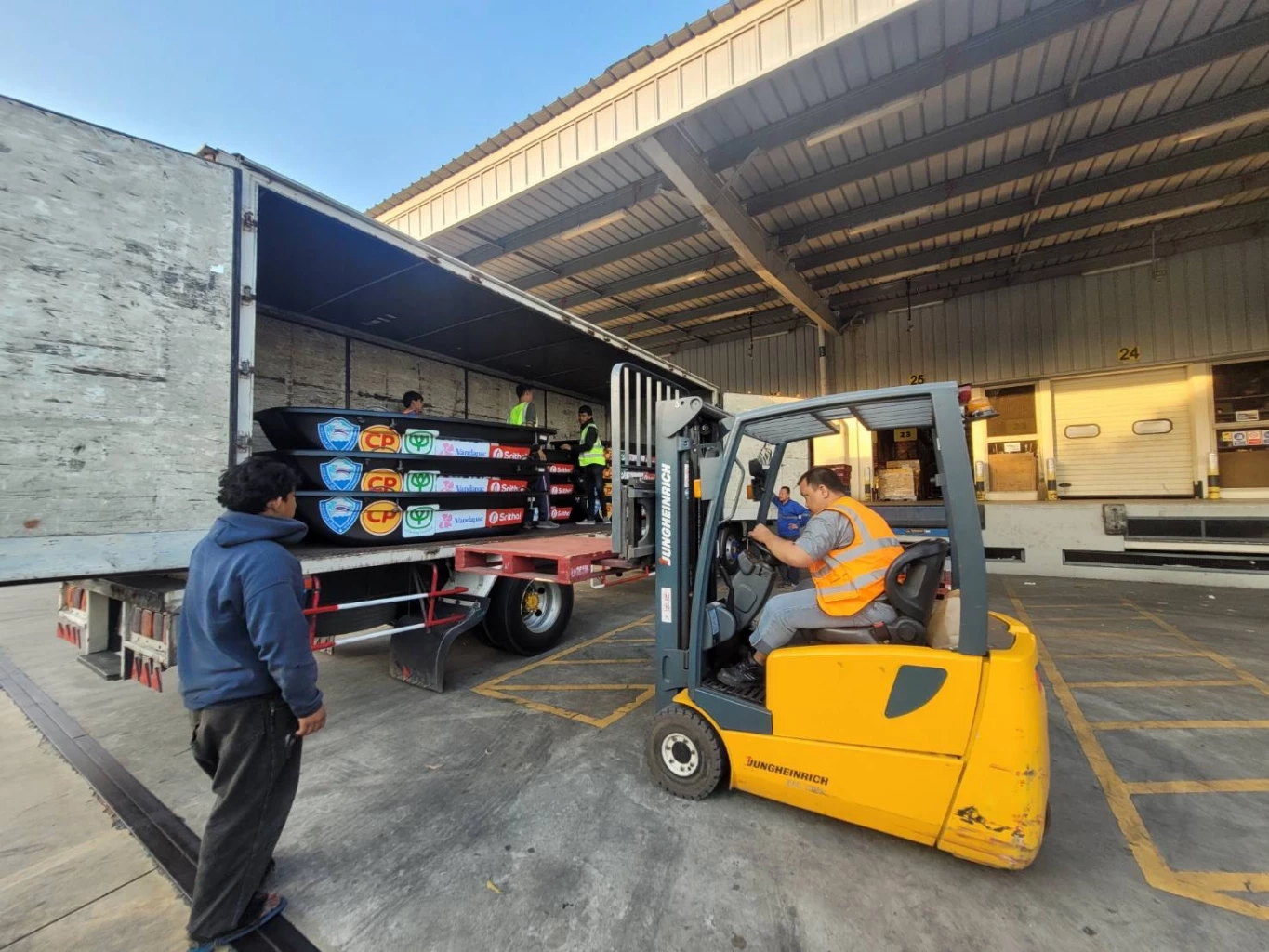 CP กู้ชีพ รพ. หาดใหญ่! ผนึก สธ. ส่งอาหาร-น้ำดื่ม ดูแล 3,000 ชีวิต