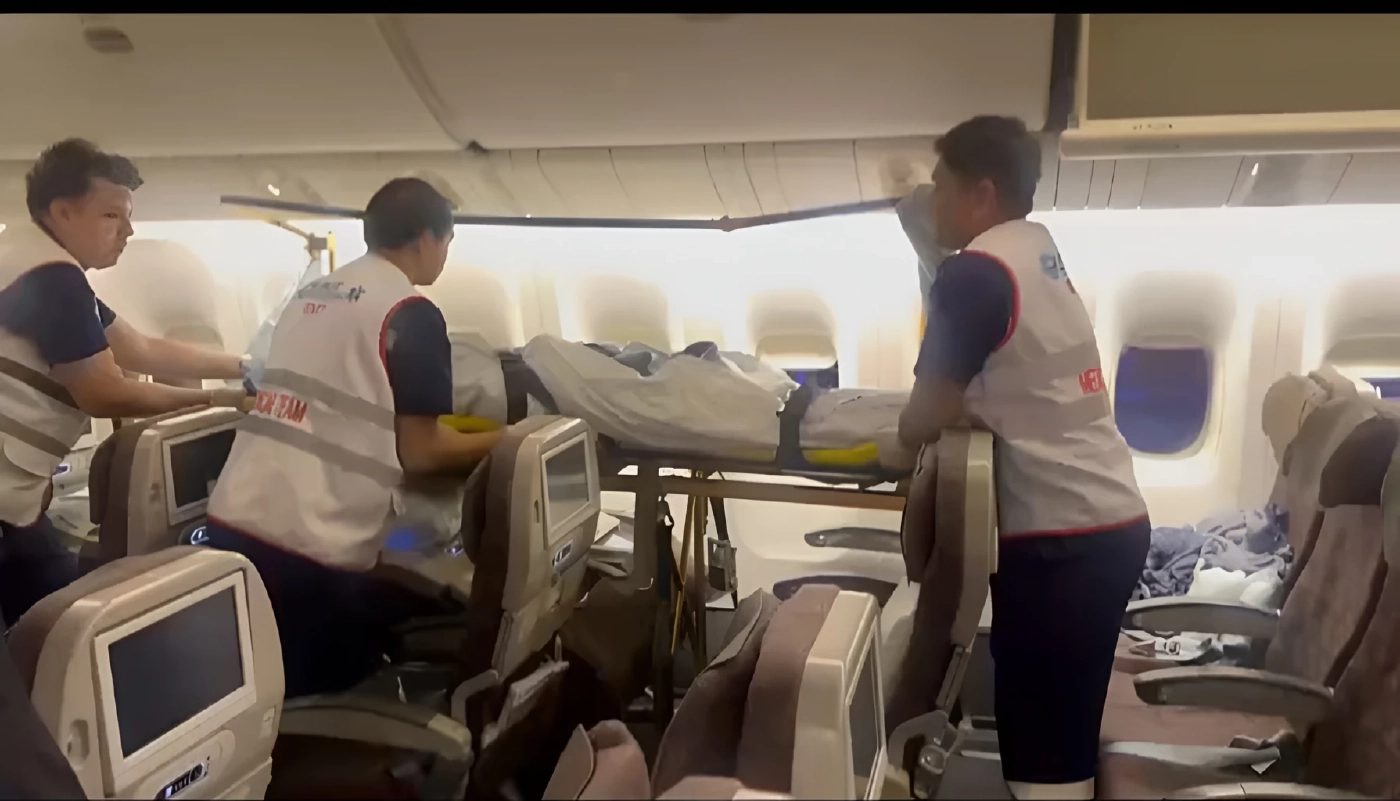 เปิดคลิป! "ตม." ดูแล "นักศึกษาสาว" โคม่ากลับถึงประเทศไทยแล้ว รับน้ำใจจาก "อียองแอ"