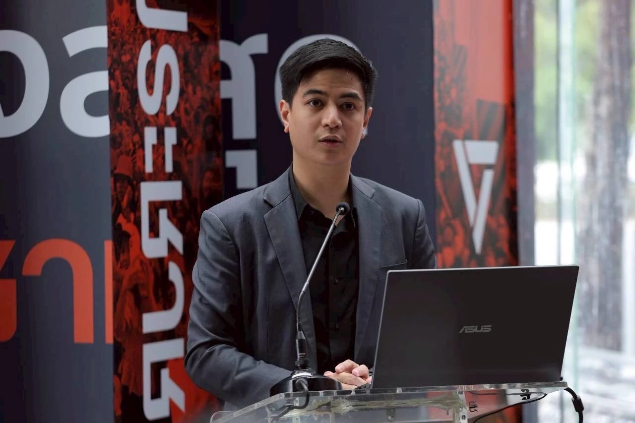 พริษฐ์ วัชรสินธุ โฆษกพรรคประชาชน