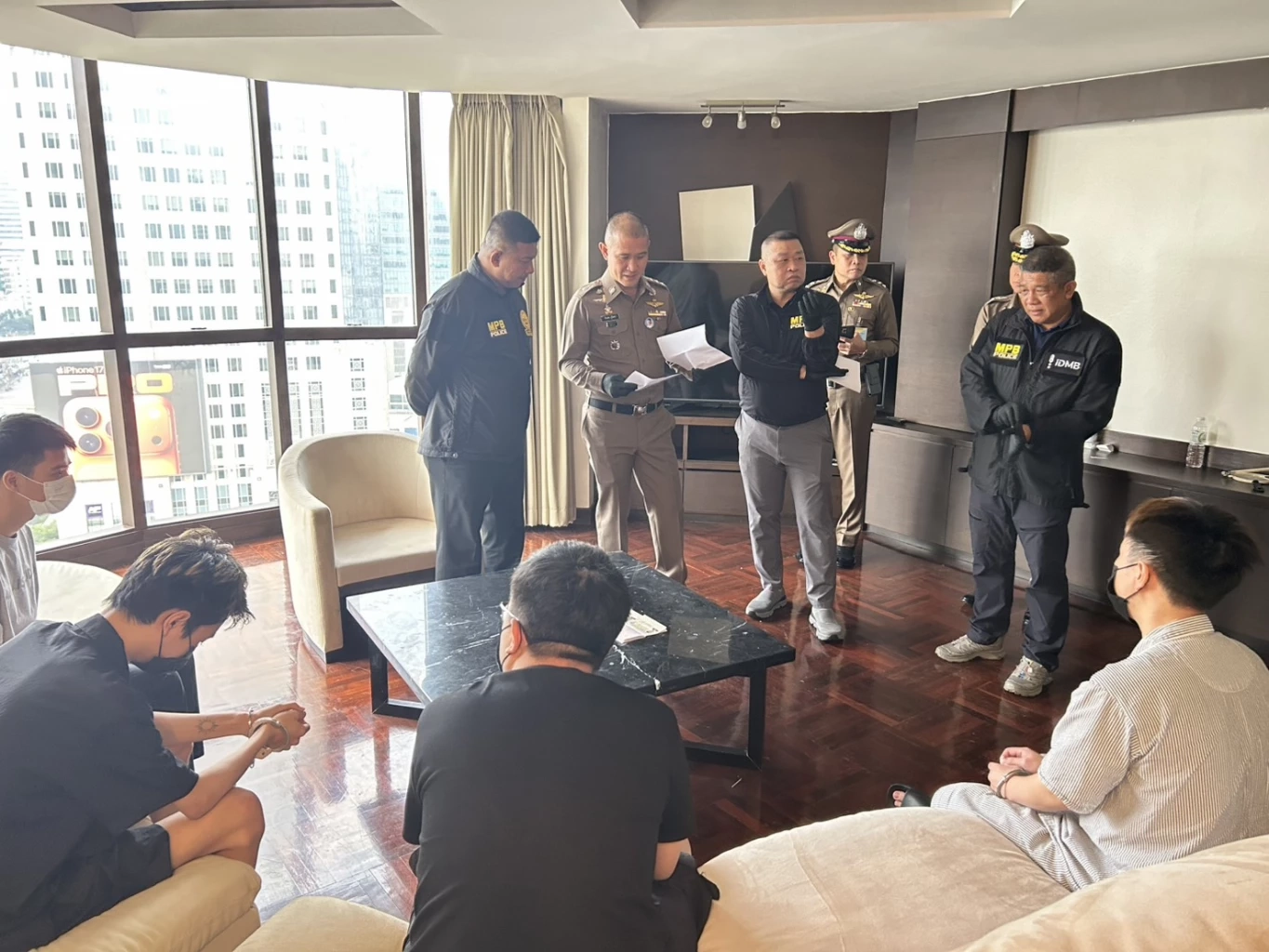 บุกรังการเงินสแกมเมอร์ หนีมาจากกัมพูชา รวบ 4 ชาวจีน (มีคลิป)