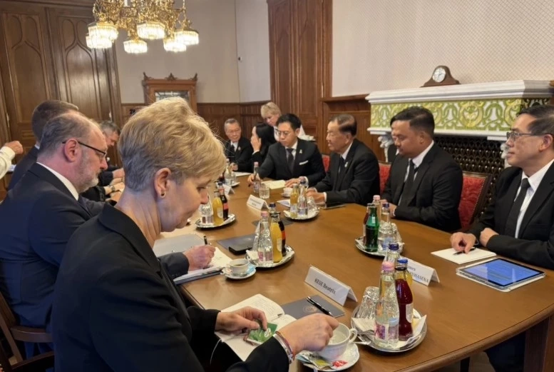 รื้อหลักสูตรพระปกเกล้า เลิกบินหรูดูงาน "ชะโงกทัวร์" เข้ม สกัด "วิ่งงาน" (มีคลิป)