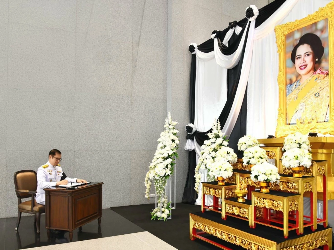 เลขาฯศาลยุติธรรมนำจัดพิธีลงนามแสดงความอาลัยพระพันปีหลวง