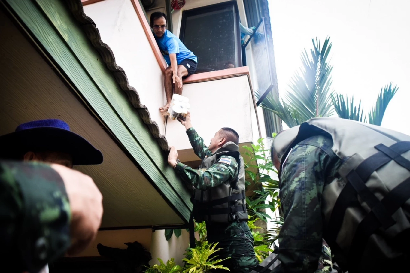 หาดใหญ่ปลายน้ำยังท่วม! ทบ. ส่งทหารช่าง ลุยน้ำช่วยชุมชนบ้านลากูน่า