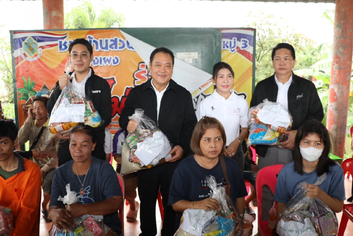 “ทวี” ลงพื้นที่ จ.อ่างทอง ช่วยเหลือผู้ประสบอุทกภัย ห่วงท่วมทุกปี