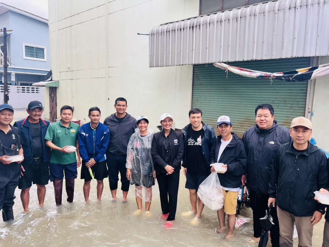 “ชัยชนะ-ทรงศักดิ์-พิทักษ์เดช-กนกพร” เปิดครัวช่วยน้ำท่วมเมืองคอน