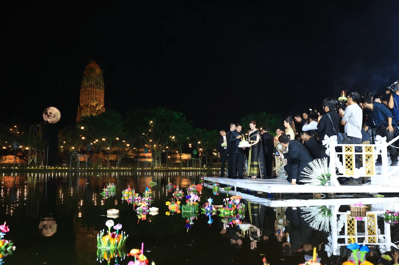 ประมวลภาพความงดงาม Maha Loi Krathong อยุธยา รำลึกพระพันปีหลวง