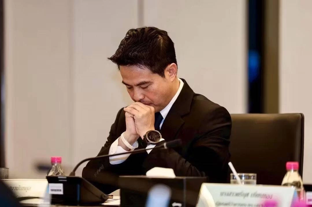 นายภราดร ปริศนานันทกุล รัฐมนตรีประจำสำนักนายกรัฐมนตรี 