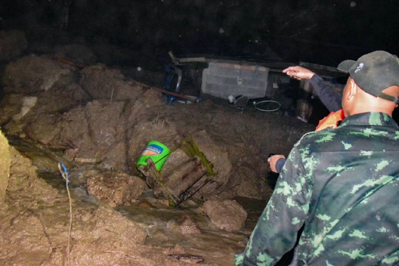 ระทึกกลางดึก! ผู้พัน ร.152 พัน 1 แบกร่างผู้เสียชีวิตฝ่าดินโคลนออกจากบ้านถล่ม ยะลา