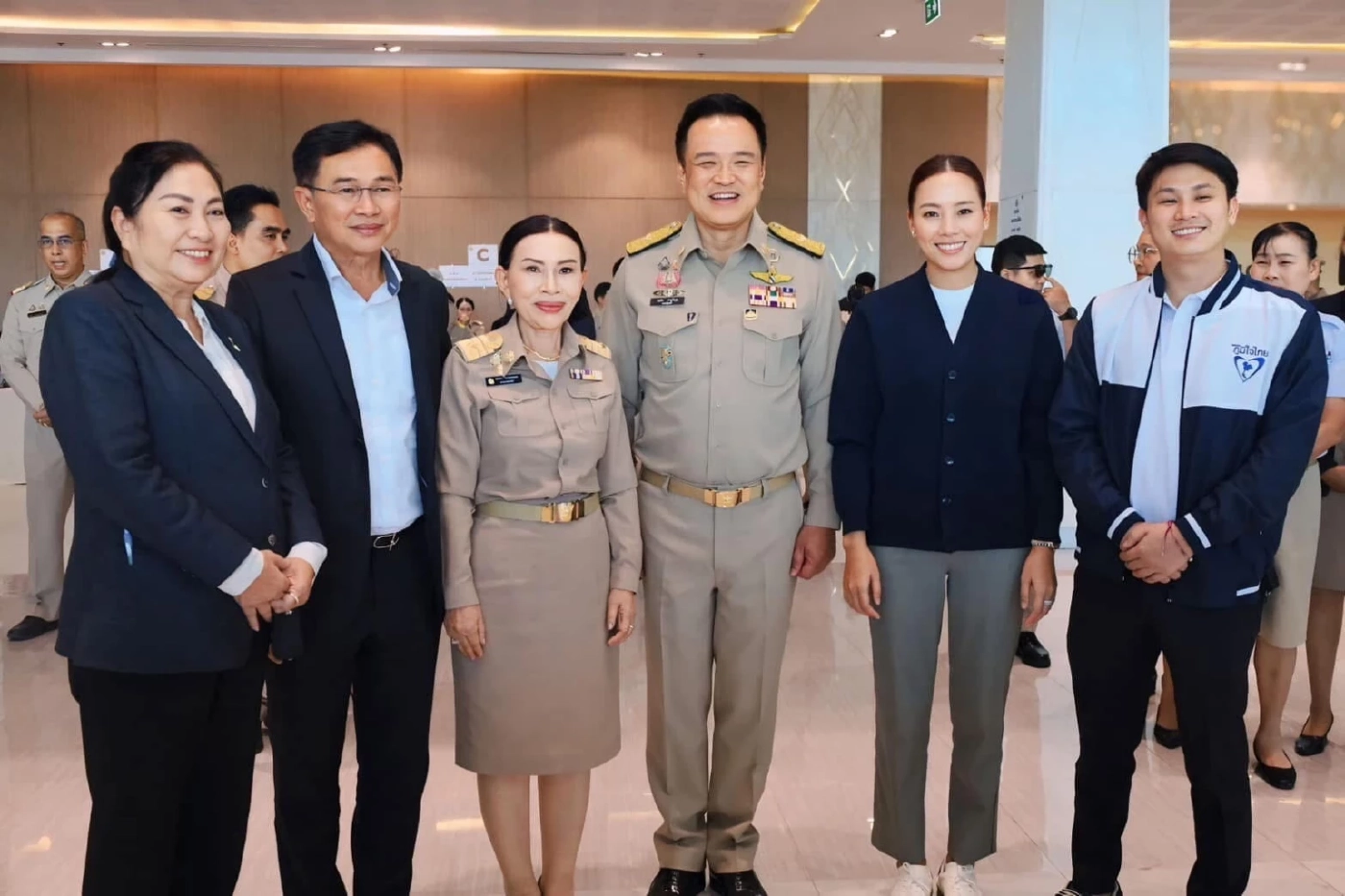 พงศกร ดวงแข ชลลดา สรัสนันท์ และพชรกร ยกทีมถ่ายรูปร่วมกับอนุทิน 