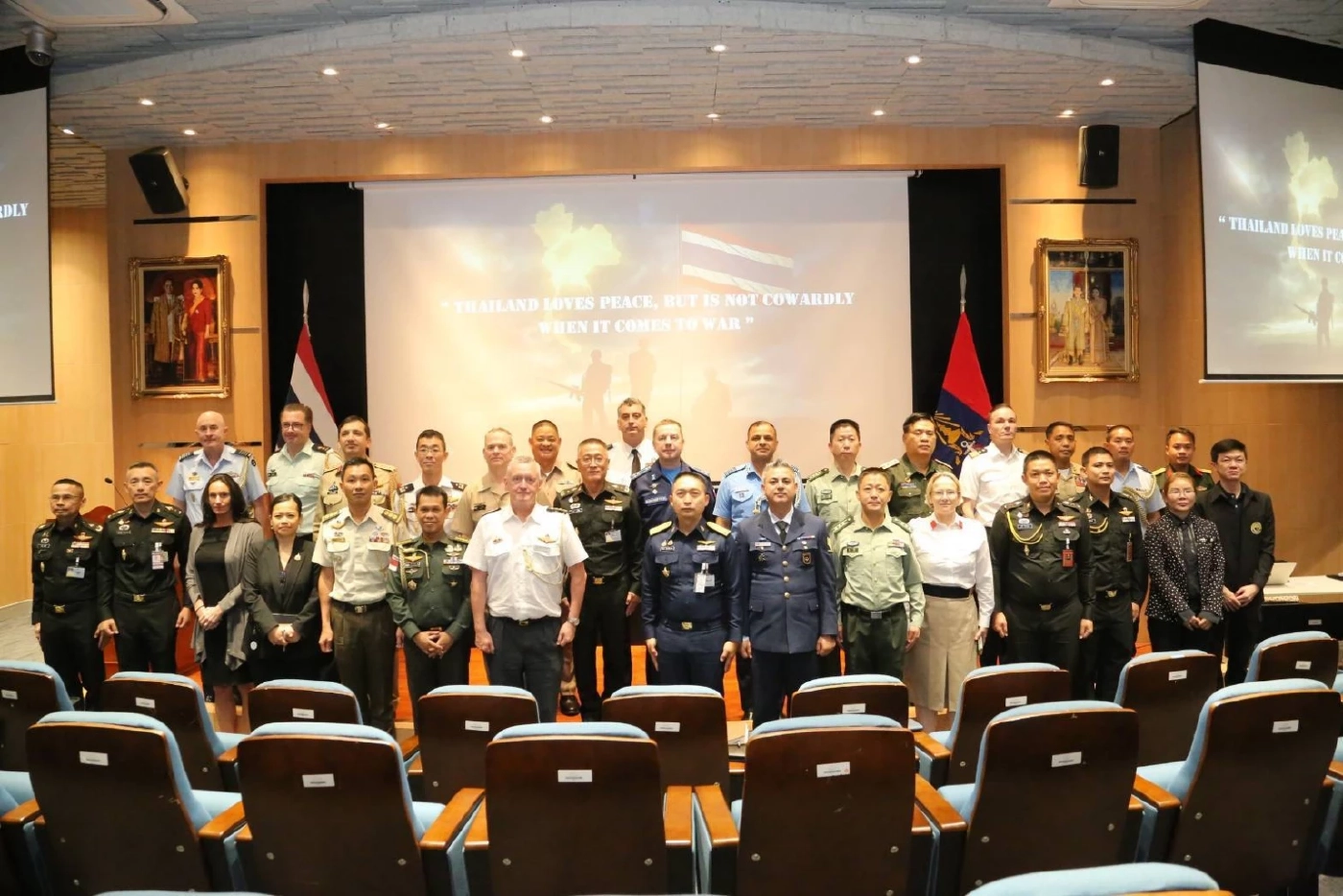 "กองทัพไทย" นำโทรศัพท์มือถือ "ทหารกัมพูชา" ที่ตรวจยึดไว้ มาแสดงให้ "คณะผู้ช่วยทูตทหารต่างประเทศดู"