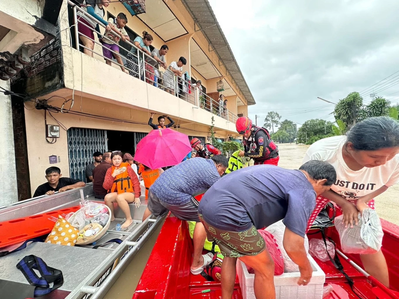 นาทีกู้ภัยช่วย 4 ชีวิตติดบ้านน้ำท่วม "ย่านตาขาว" หญิงใจเด็ดไม่ยอมอพยพ ขออยู่ดูแลสุนัข 36 ตัว