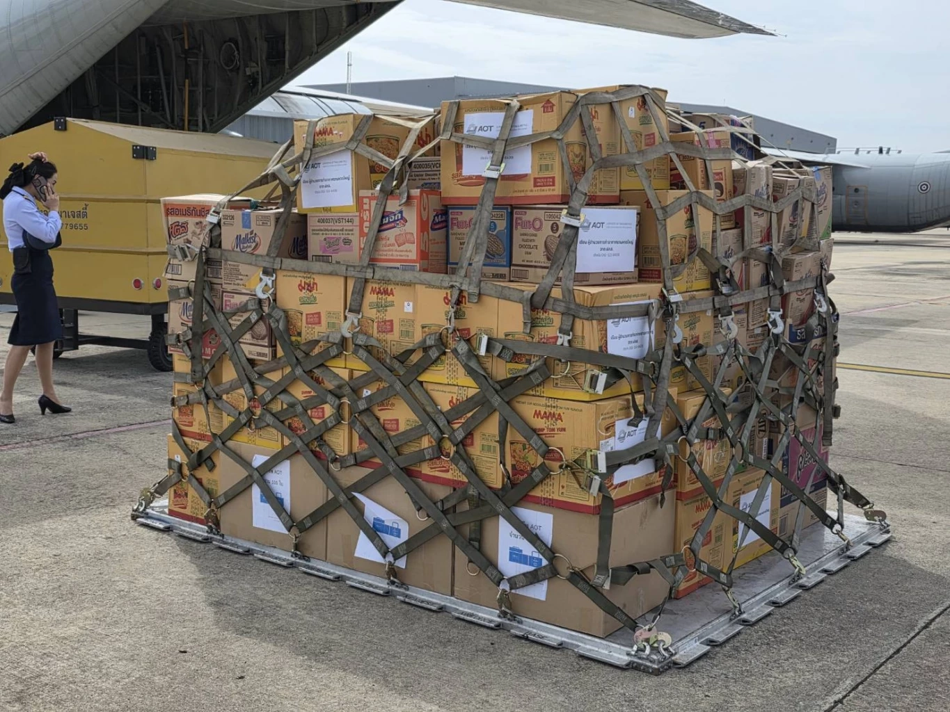 ผบ.ทอ. รับมอบ "อาหาร-สิ่งของอุปโภคบริโภค" จาก "มูลนิธิอาสาเพื่อนพึ่ง (ภาฯ) ยามยาก"