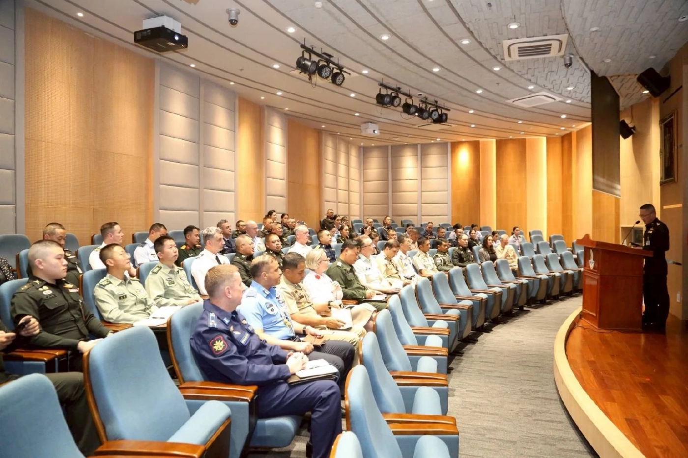 "กองทัพไทย" นำโทรศัพท์มือถือ "ทหารกัมพูชา" ที่ตรวจยึดไว้ มาแสดงให้ "คณะผู้ช่วยทูตทหารต่างประเทศดู"