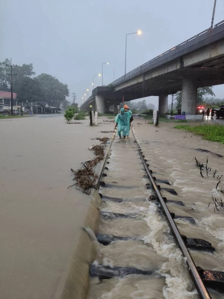 "การรถไฟฯ" ปรับเปลี่ยนสถานีต้นทาง –ปลายทาง  8 ขบวน และงดเดินอีก 22 ขบวน หลังน้ำท่วมทางรถไฟสายใต้