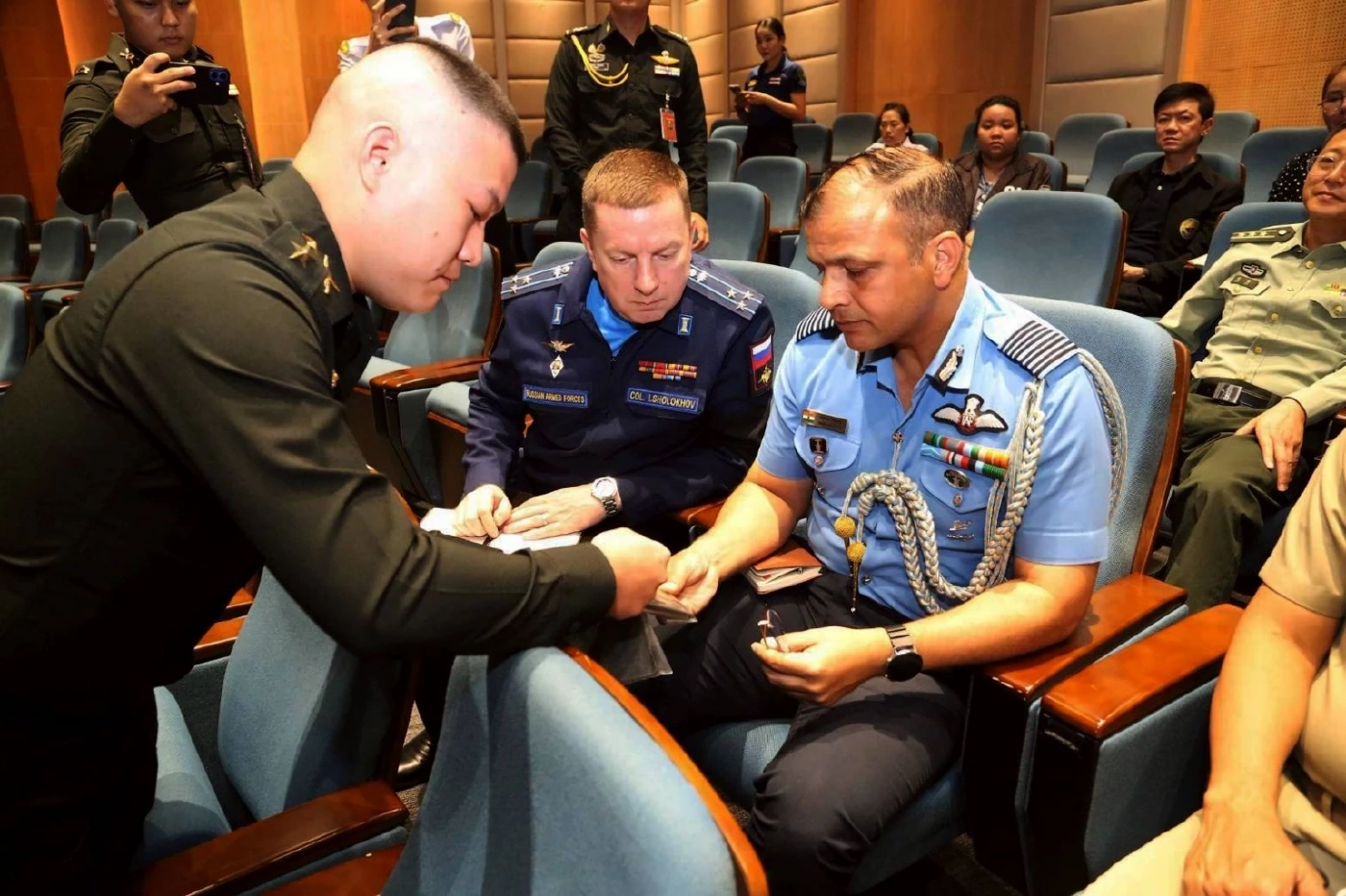 "กองทัพไทย" นำโทรศัพท์มือถือ "ทหารกัมพูชา" ที่ตรวจยึดไว้ มาแสดงให้ "คณะผู้ช่วยทูตทหารต่างประเทศดู"