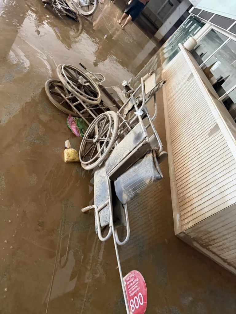 หาดใหญ่ ทยอยปล่อยกระแสไฟฟ้า ต่อสัญญาณโทรศัพท์